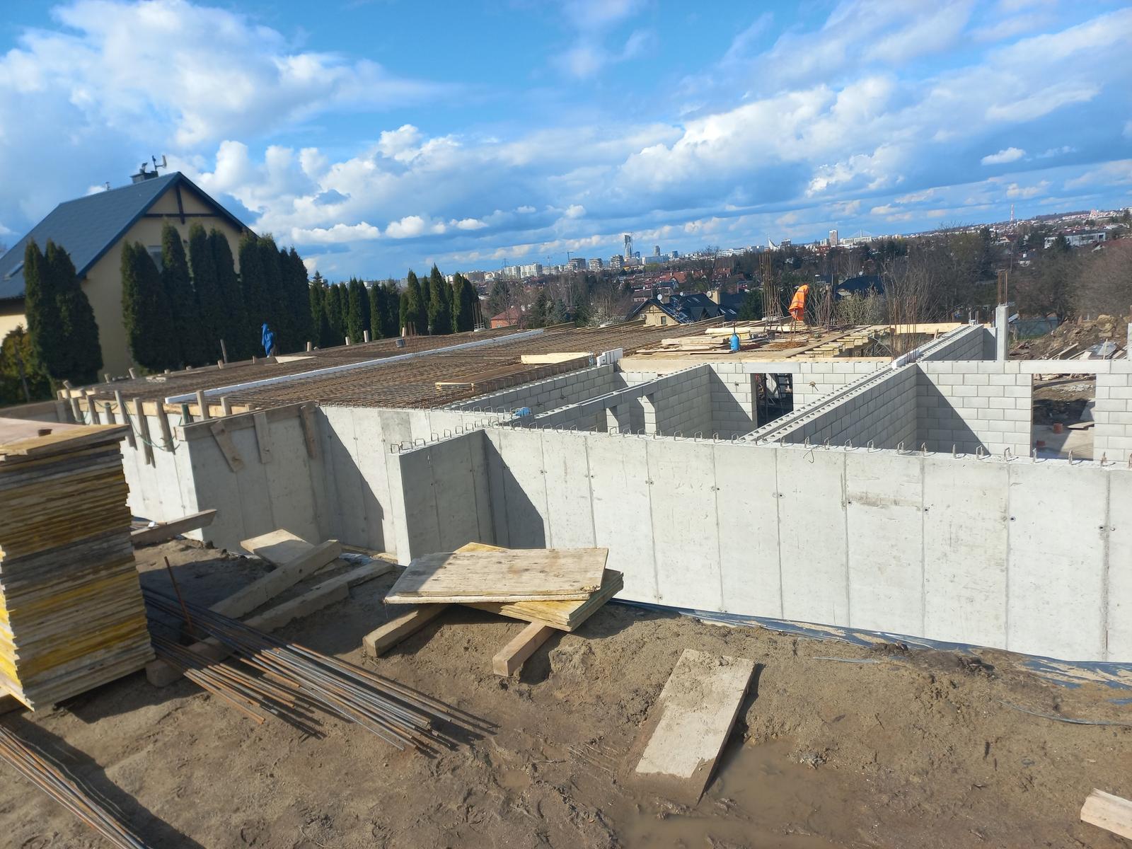 Budowa domu o zachodzie słońca